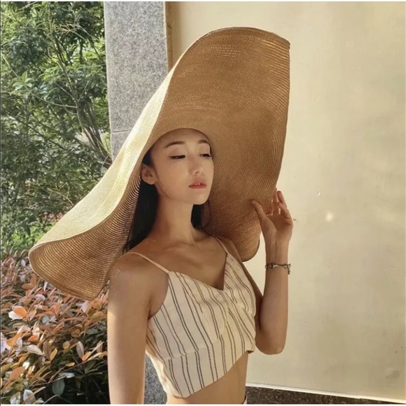 Huge hat wide brimmed straw beige resort beach - Picture 11 of 13